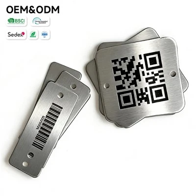 Etykieta z kodem Qr ze szczotkowanego aluminium z otworami na nity.